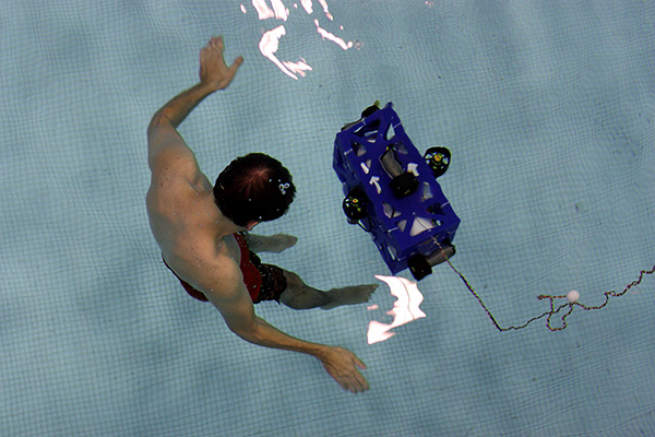 [Picture] Version 1 of the PSU AUV underwater during a test