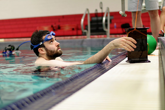 [Picture] Peter grabs the anchor and will submerge a buoy.